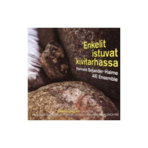 Enkelit istuvat kivitarhassa CD