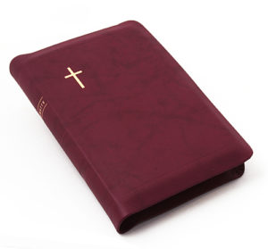 Keskikokoinen nahkakantinen Raamattu, viininpun. (reunahakemisto)