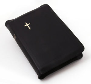 Keskikokoinen nahkakantinen Raamattu, musta (vetoketju, reunahakemisto, kultasyrjä)