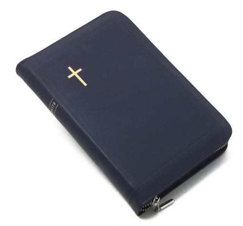 Keskikokoinen nahkakantinen Raamattu, tummansininen (vetoketju, reunahakemisto)