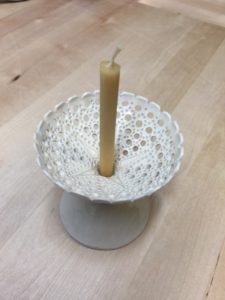 Pitsinen tuohusjalka (kerma) Pitsinen tuohusjalka (kerma)