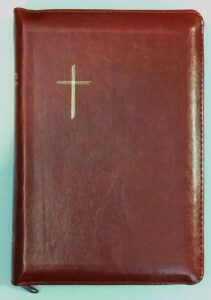 Keskikokoinen Raamattu, ruskea, vetoketju, kultasyrjä, reunahakemisto, RK