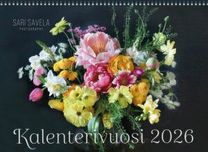Sari Savela Photography -seinäkalenteri 2026, kukat